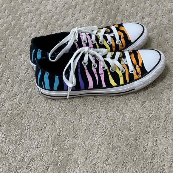 Women’s Converse All Star size 8 - Picture 2 of 9